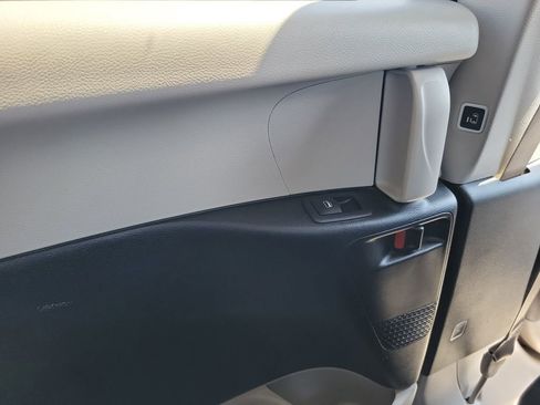 Used 2024 Chrysler Pacifica Touring-L image 12