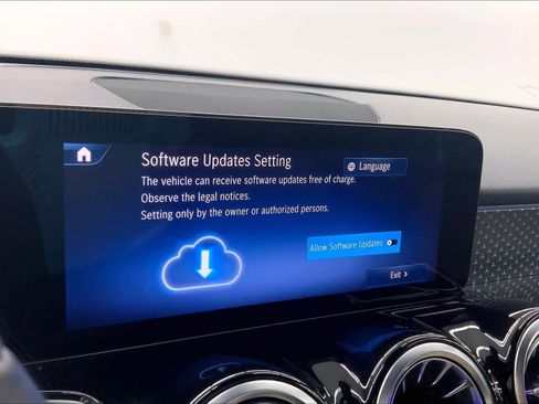 Used 2025 Mercedes-Benz GLB 250 image 23