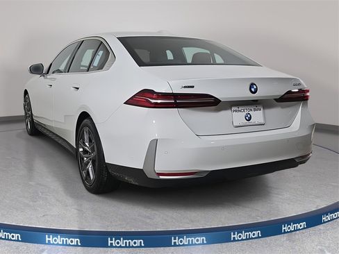 Used 2026 BMW 530i xDrive w/ Premium Package image 8