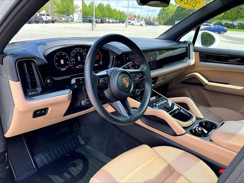 Used 2024 Porsche Cayenne AWD/4WD image 8