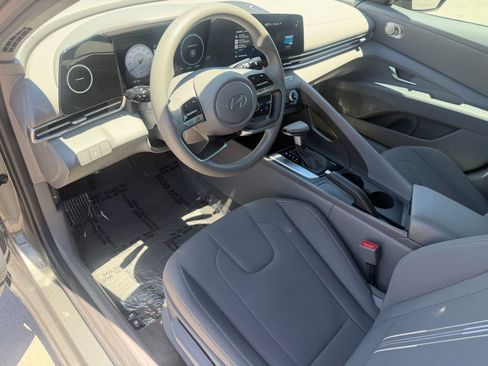 Used 2024 Hyundai Elantra SEL FWD image 2