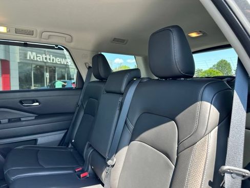 Used 2023 Nissan Pathfinder SL AWD/4WD image 19