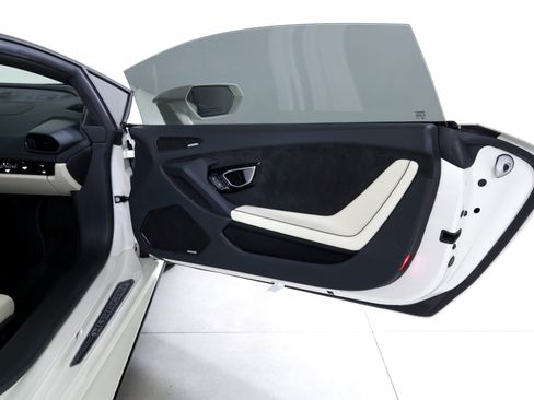 Used 2022 Lamborghini Huracan EVO image 18