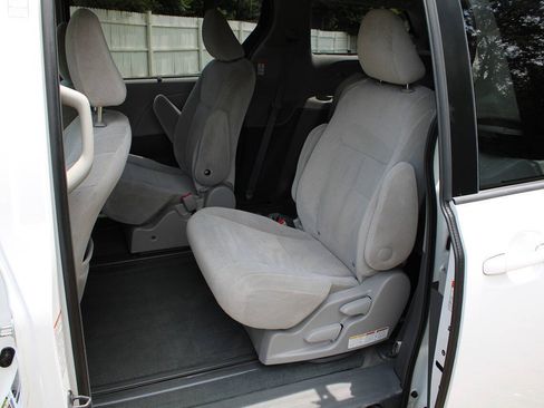 Used 2015 Toyota Sienna LE FWD image 29