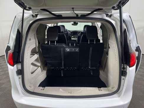 Used 2020 Chrysler Pacifica Touring-L Plus w/ Tire & Wheel Group image 22