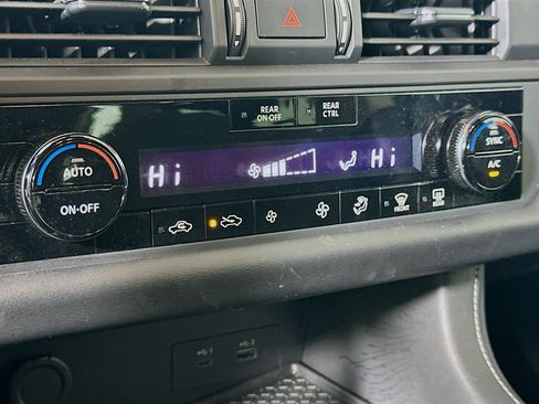 Used 2024 Nissan Pathfinder S image 22