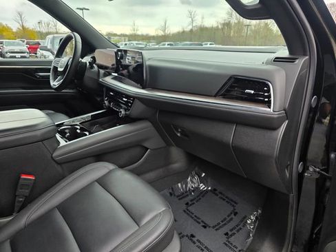 Used 2025 Chevrolet Suburban Z71 AWD/4WD image 9