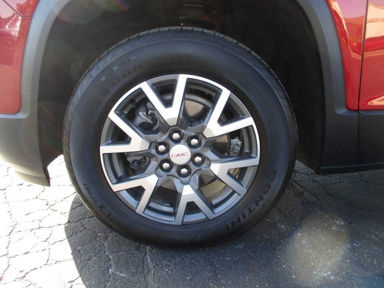 Used 2023 GMC Acadia SLE w/ Driver Convenience Package FWD image 9