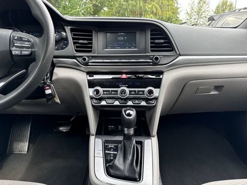 Used 2020 Hyundai Elantra SE FWD image 23