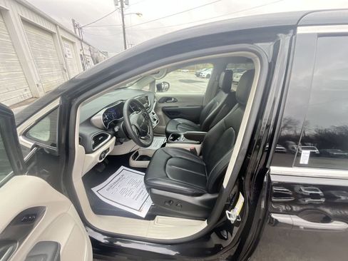 Used 2024 Chrysler Pacifica Touring-L image 3