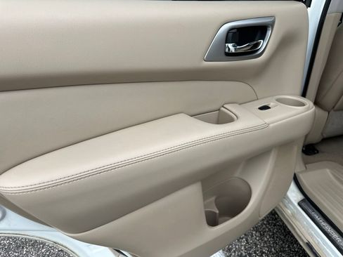 Used 2014 Nissan Pathfinder Platinum w/ Platinum Premium Package AWD/4WD image 17