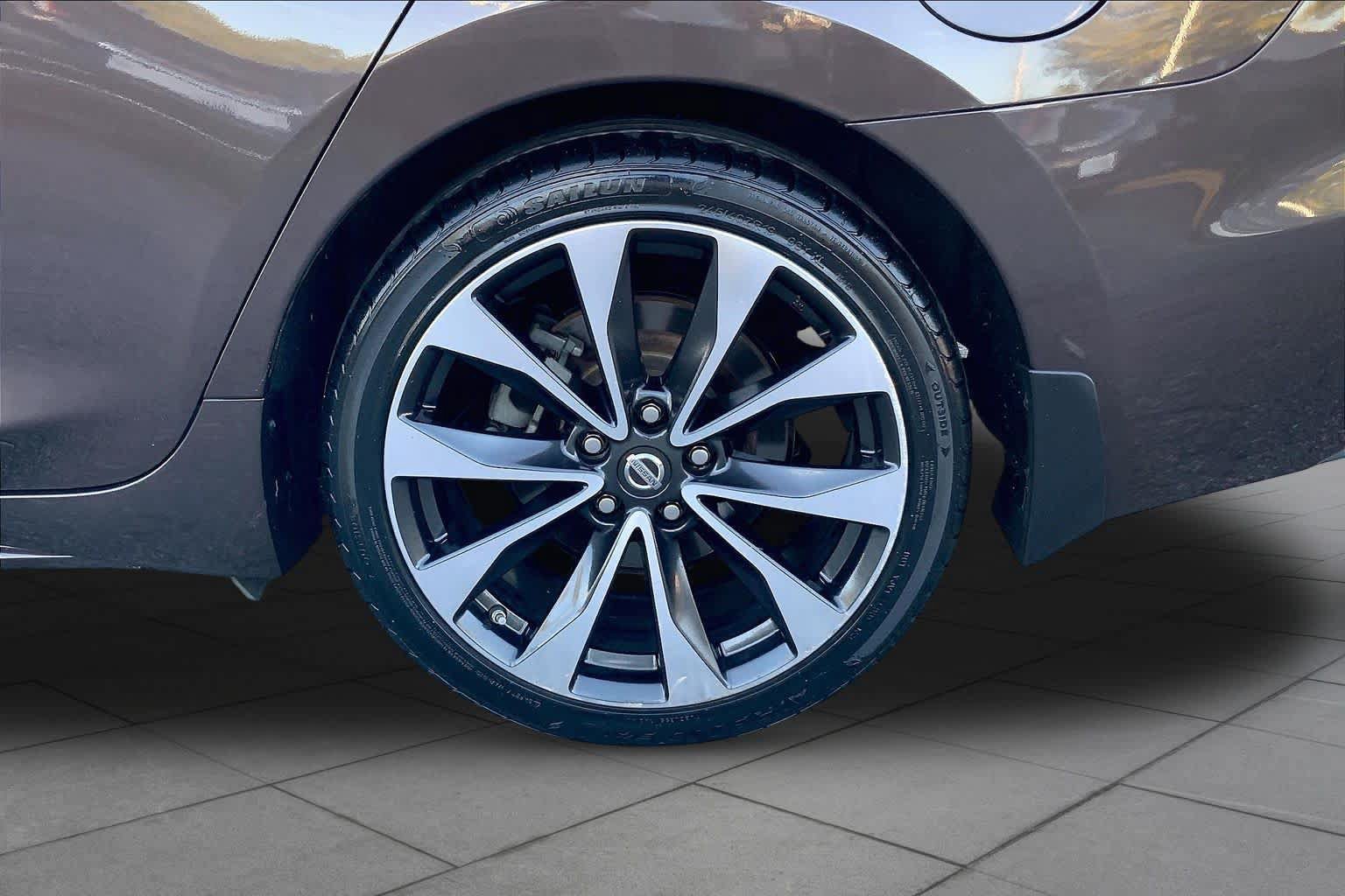 Used 2016 Nissan Maxima SR FWD image 10