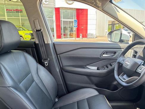 Used 2025 Nissan Rogue SL w/ Tech Package AWD/4WD image 9