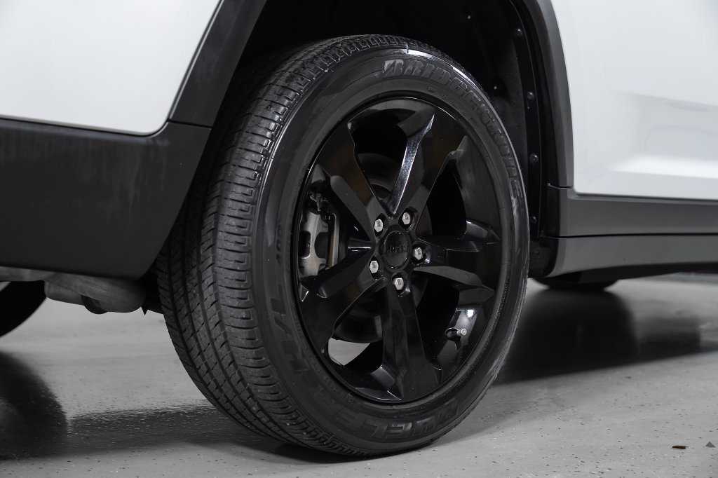 Used 2023 Jeep Grand Cherokee L Laredo RWD image 8
