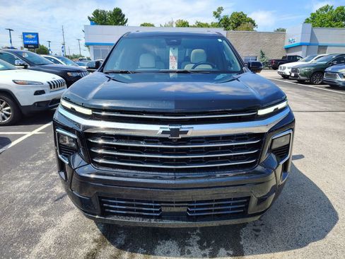 Certified 2025 Chevrolet Traverse High Country w/ LPO, Floor Liner Package AWD/4WD image 2