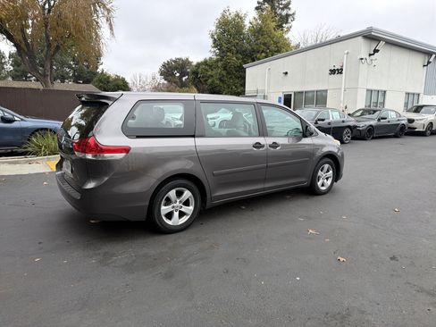 Used 2014 Toyota Sienna L image 48