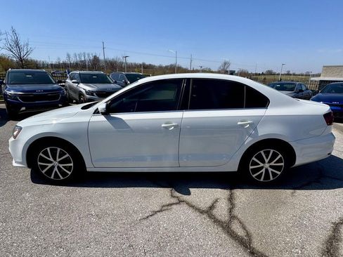 Used 2018 Volkswagen Jetta SE image 2