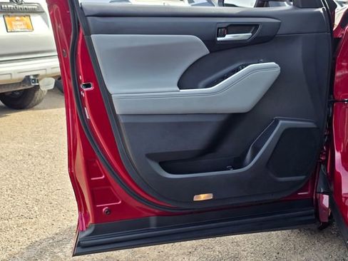 Used 2023 Toyota Highlander XLE image 21