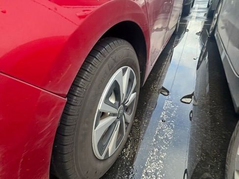 Used 2017 Toyota Prius Prime image 8