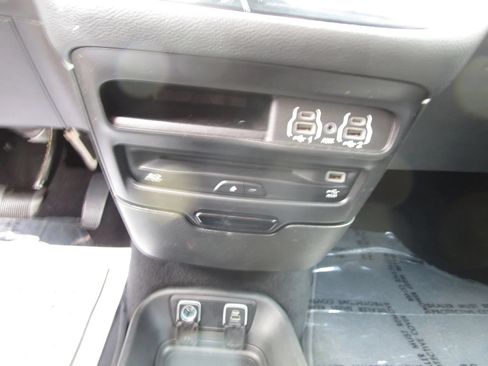 Used 2021 Chrysler Pacifica Touring-L w/ Uconnect Theater Family Group AWD/4WD image 18