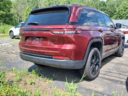 Used 2023 Jeep Grand Cherokee Laredo AWD/4WD image 10