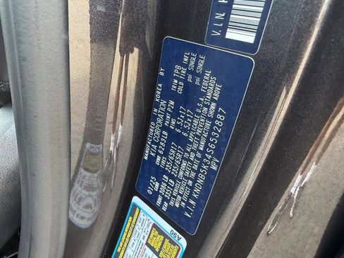 Used 2025 Kia Carnival FWD image 26