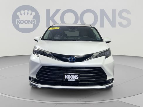 Used 2025 Toyota Sienna XLE AWD/4WD image 4