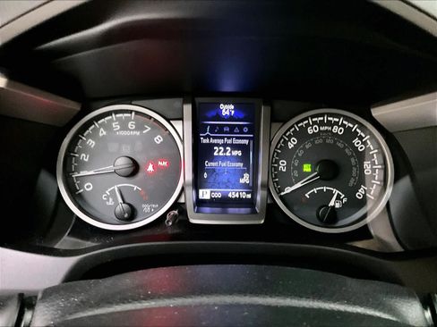 Used 2017 Toyota Tacoma SR5 w/ Tow Package RWD image 22