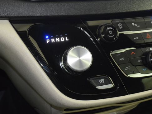 Used 2024 Chrysler Pacifica Touring-L image 19