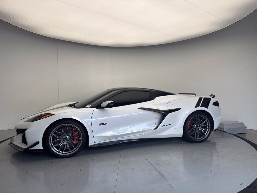 Used 2023 Chevrolet Corvette Z06 RWD image 2