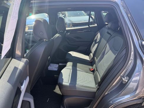 Used 2025 Volkswagen Tiguan SE R-Line image 9