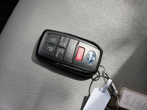 Used 2025 Toyota Sienna XLE FWD image 21