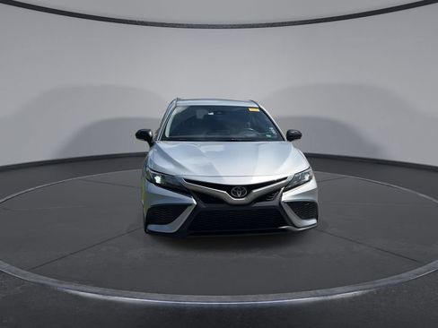 Used 2021 Toyota Camry SE w/ Convenience Package FWD image 3