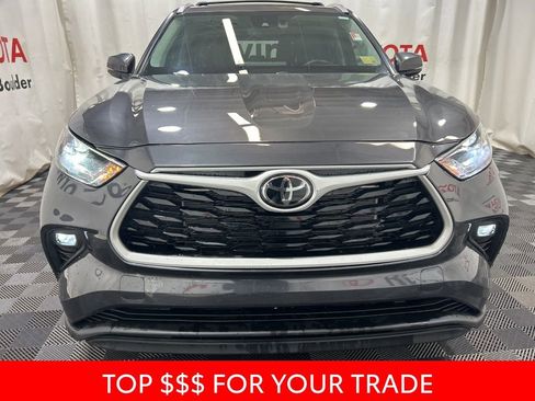 Used 2022 Toyota Highlander XLE image 2