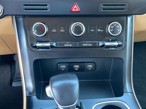 Used 2024 Kia Carnival LX FWD image 10