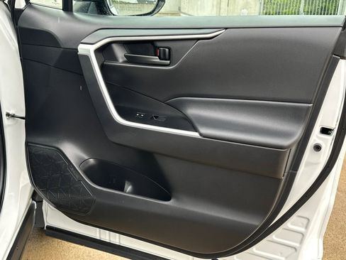 Used 2021 Toyota RAV4 LE image 12