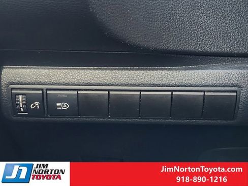 Used 2021 Toyota Corolla LE image 24