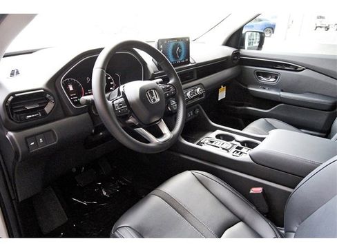 New 2025 Honda Pilot Touring image 14
