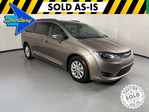 Used 2018 Chrysler Pacifica Touring-L w/ Premium Audio Group image 1