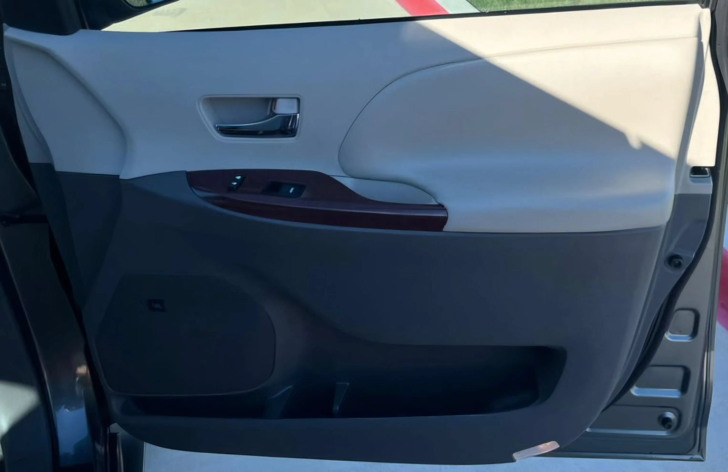 Used 2011 Toyota Sienna XLE w/ XLE Navigation Pkg FWD image 18