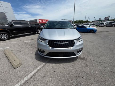 Used 2023 Chrysler Pacifica Touring-L FWD image 8