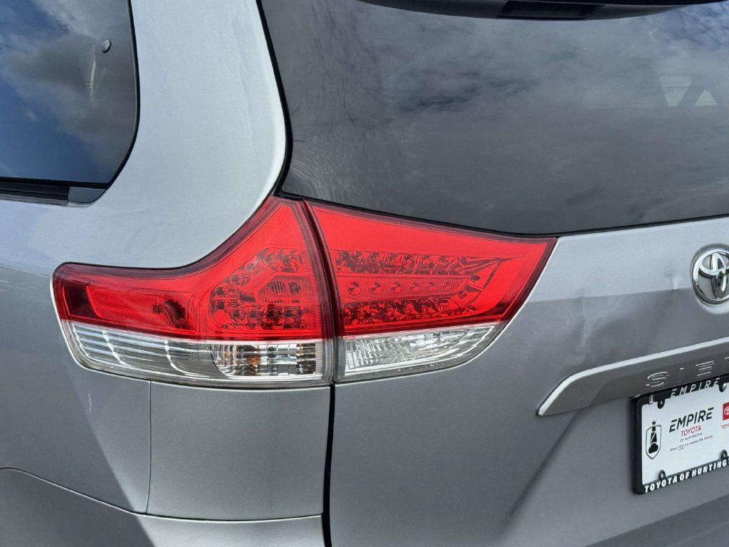 Used 2012 Toyota Sienna LE FWD image 12
