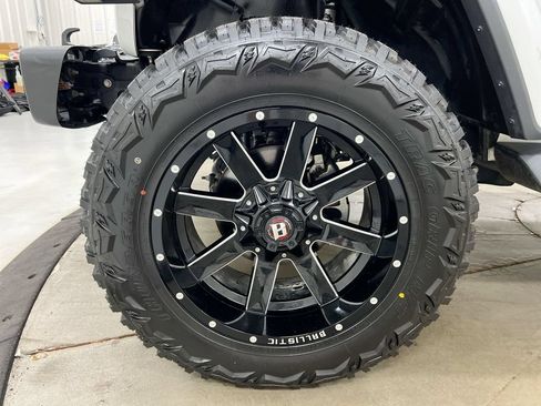Used 2019 Jeep Wrangler Unlimited Sahara AWD/4WD image 26