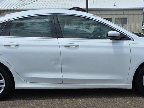 Used 2016 Chrysler 200 Limited FWD image 2