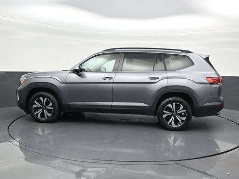 Used 2024 Volkswagen Atlas SE FWD image 2