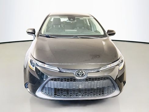 Used 2021 Toyota Corolla LE image 2