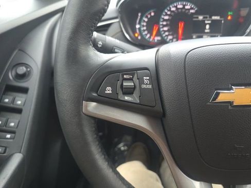 Used 2022 Chevrolet Trax LT w/ LT Convenience Package image 14