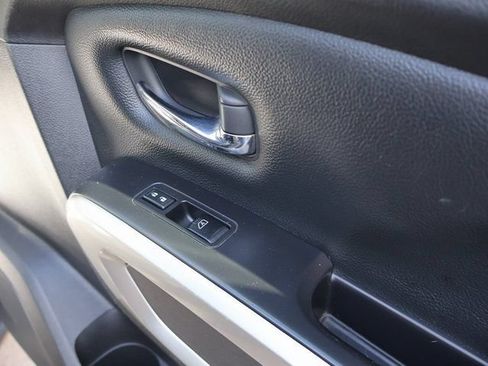 Used 2021 Nissan Titan SV w/ SV Convenience Package RWD image 10