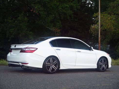 Used 2017 Honda Accord Sport image 5