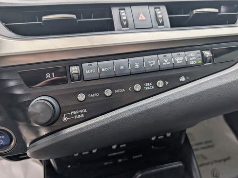 Used 2019 Lexus ES 300h w/ Premium Package image 15